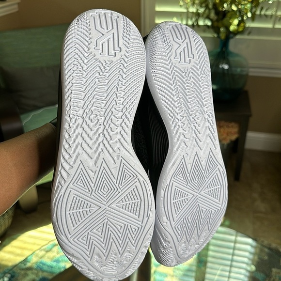 New Nike Kyrie Flytrap VI sneakers black and white size 11.5 - Picture 9 of 11